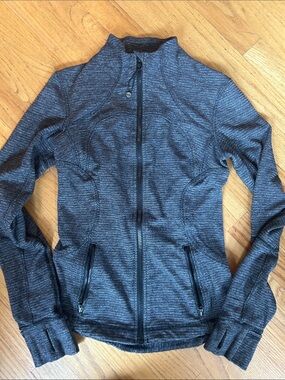 lululemon Women's Full-Zip Jacket with thumb holes size 4 runs small